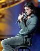 Ricardo Arjona cantando en directo sentado