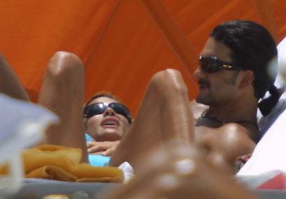 Ricardo Arjona con su novia en la playa