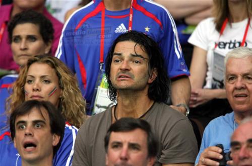 Ricardo Arjona disfrutando de un partido de futbol del Mundial