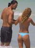 En la playa Ricardo Arjona con su novia en tanga
