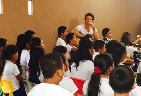  Ricardo Arjona, Comparte momentos importantes con los chicos de su<strong> escuela</strong>    