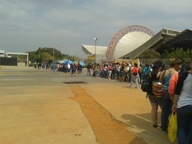  Avalancha de fanáticos en la entrada del estadio Luis Aparicio esperan por el concierto de Ricardo Arjona
    