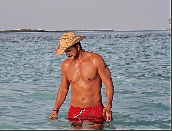 Ricardo Arjona, luce un esbelto cuerpo en una playa paradisíaca  